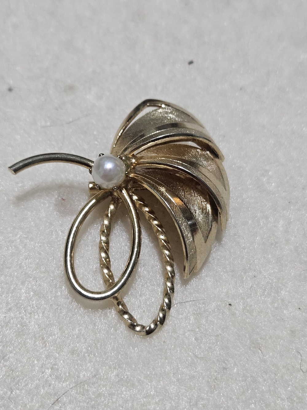 Vintage Gold-tone Leaf Brooch featuring A Pearl